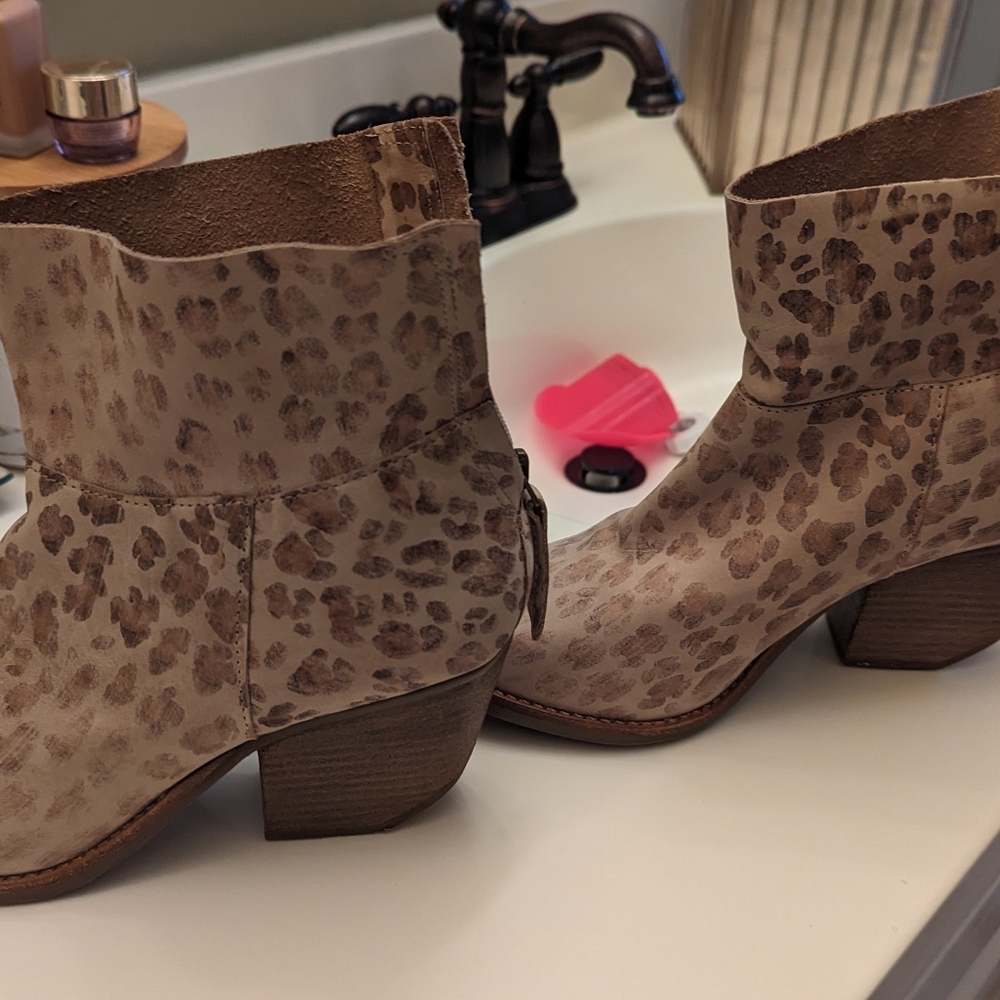 Ladies Brazilian leather leopard print boots 8